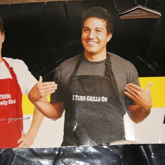 NEW Men's Flirty Aprons I TURN GRILLS ON Black NWT - Picture 3 of 4